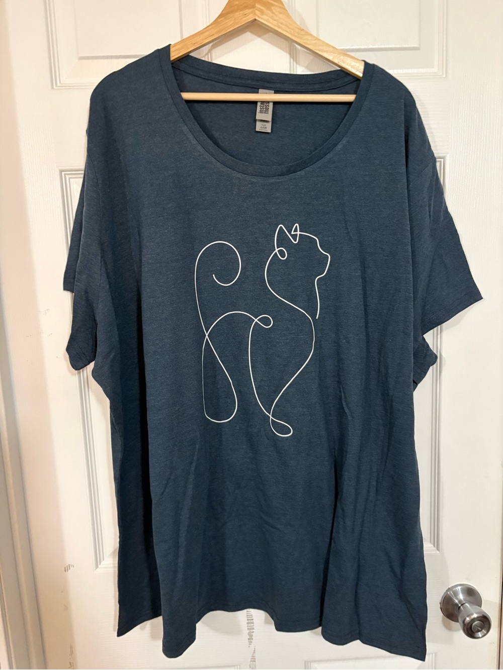 BNWOT Ladies 4x cat on front graphic t-shirt SS Blu-gray